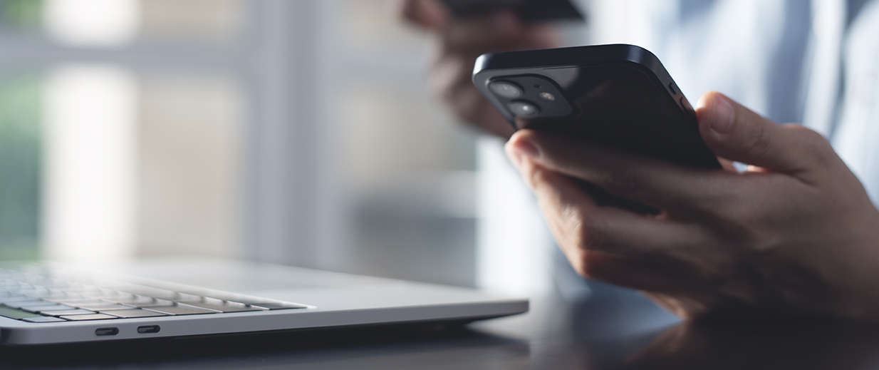 hand holding a cell phone